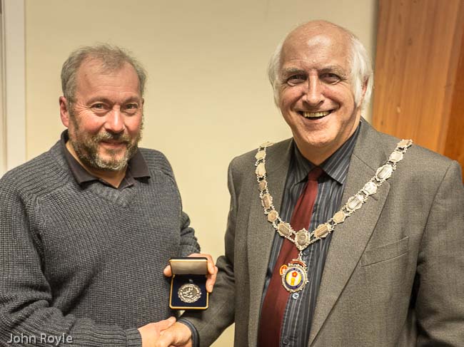 Ian (L) receiving his PAGB Selector's medal from L&CPU President, John Smith.
